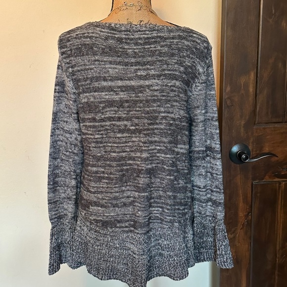 Nice sweater-never worn! (Necklace not included) - Picture 4 of 4